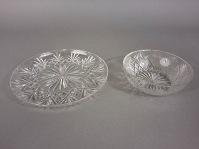 une paire de bols en verre transparent posés sur une table, sur fond blanc
