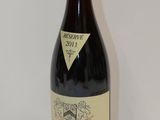 une bouteille de vin posée sur une table