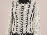 une veste noire et blanche sur un mannequin mannequin mannequin mannequin mannequin mannequin mannequin mannequin mann