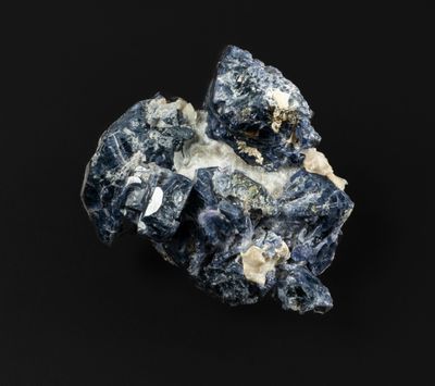 un morceau de roche avec des cristaux bleus sur fond noir