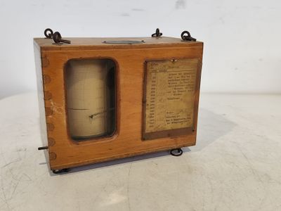 une petite boîte en bois surmontée d'une horloge