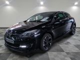la photo d'une voiture noire garée dans un garage