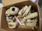 une boîte en carton remplie d'un tas de vieux objets