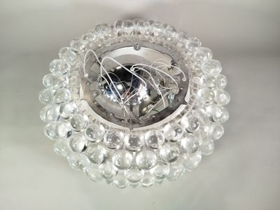 un gros plan d'un luminaire posé sur une table