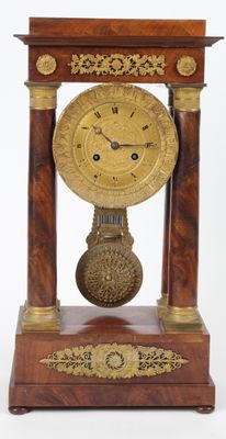 une horloge posée sur une table