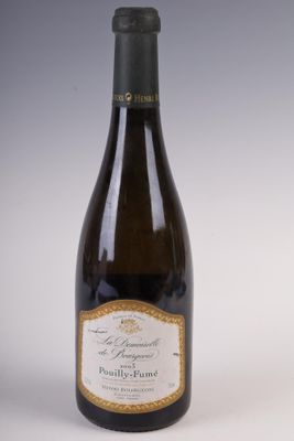 une bouteille de vin posée sur une table