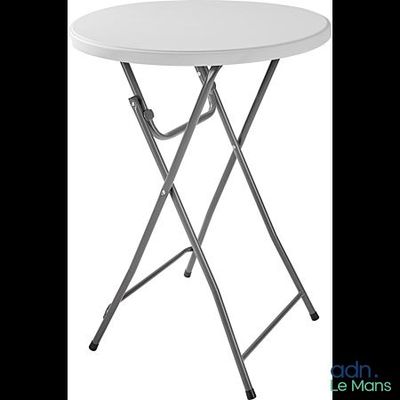 une table blanche avec deux pieds pliants sur fond blanc