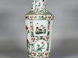 un vase orné d'un motif représentant un oiseau et des fleurs