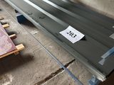 un banc sur lequel est accrochée une étiquette de prix
