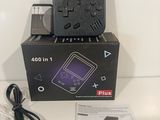 une boîte noire sur laquelle est posé une manette de jeu