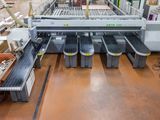 une grosse machine qui se déplace dans une usine