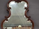 une photo d'un miroir posé sur une table en bois