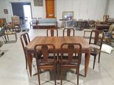 des tables et des chaises dans une pièce où l'on aperçoit de nombreux meubles à l'arrière-plan