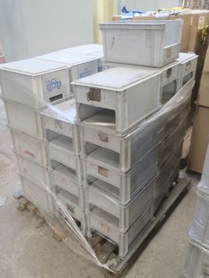 de nombreuses boîtes empilées dans une pièce