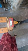 Dans un garage en face : 1 transpalette peseur (photo 2)