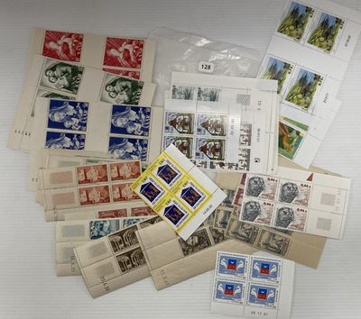 de nombreux types de timbres sur la table