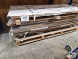 Plusieurs palettes de bois sont empilées les unes sur les autres dans un entrepôt