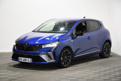 une voiture bleue garée dans une pièce au sol en damier