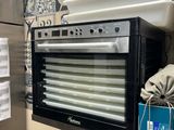 un micro-ondes posé sur une pile de cartons
