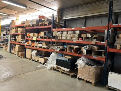 de nombreux cartons et boîtes sur les étagères de l'entrepôt