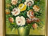 une peinture de fleurs dans un vase vert sur une table