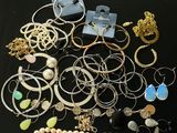 une table noire sur laquelle sont disposés de nombreux bijoux
