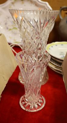 un vase en verre posé sur une nappe rouge