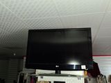 un téléviseur à écran plat fixé au mur d'une pièce