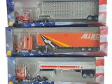 quatre camions miniatures dans une vitrine sur fond blanc