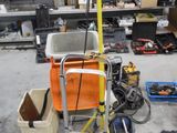 une image d'un garage avec des outils et des outils sur le sol
