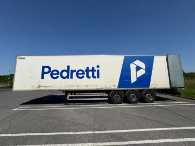 un camion semi-remorque garé sur le côté de la route