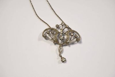 un collier ancien en filigrane d'argent orné d'un pendentif