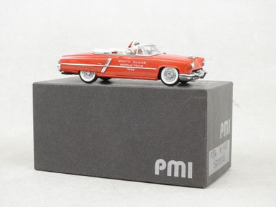 une petite voiture rouge posée sur une boîte