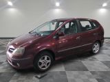 une photo d'une voiture bordeaux garée dans un garage