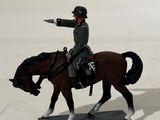 une figurine représentant un homme à cheval, armé d'un pistolet