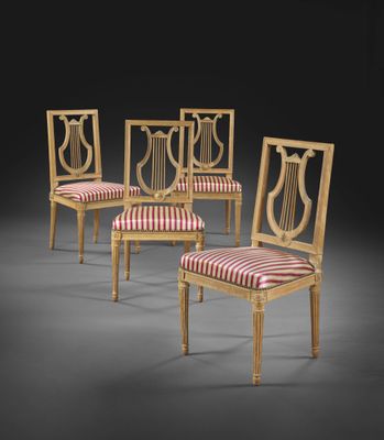 un lot de quatre chaises dont l'assise est rayée de rouge et de blanc