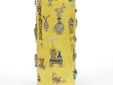 une image représentant un grand vase jaune orné de motifs colorés