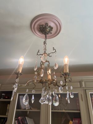 un lustre suspendu au plafond de la pièce