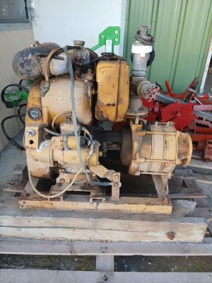une locomotive jaune posée sur une palette devant un bâtiment