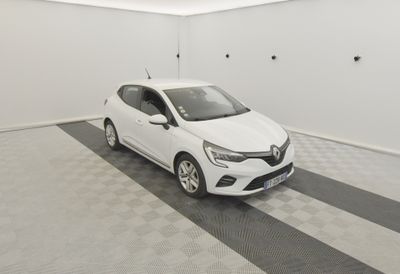 la photo d'une voiture blanche garée dans un garage