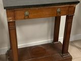 une petite table en bois avec un plateau en marbre noir