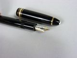 deux stylos à plume posés sur une table