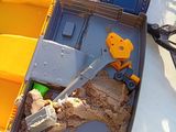 une boîte remplie de jouets et d'outils posée sur une table
