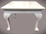 une table blanche avec un plateau blanc sur fond gris