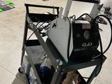 une photo d'un chariot de travail sur lequel est posé un ordinateur