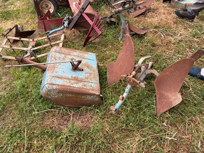 beaucoup de vieux outils agricoles qui traînent dans l'herbe