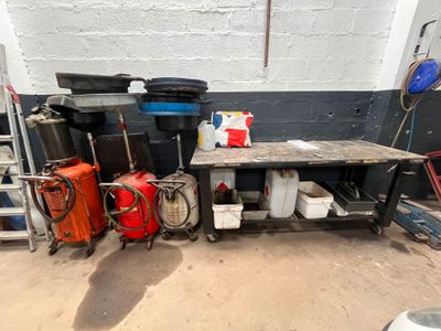 plusieurs valises et une table dans une pièce