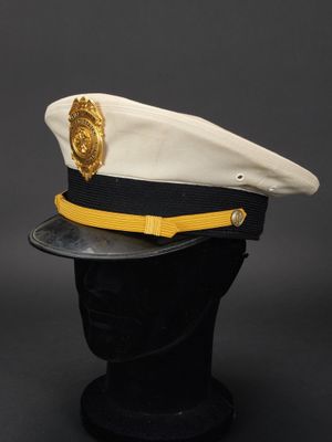 gros plan d'un chapeau sur la tête d'un mannequin