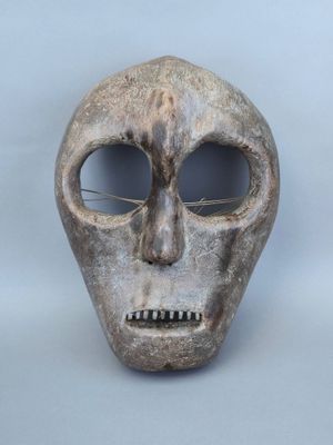 une image représentant un masque en forme de crâne sur fond blanc
