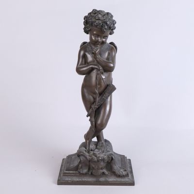 une statue en bronze représentant un jeune garçon tenant une fleur
